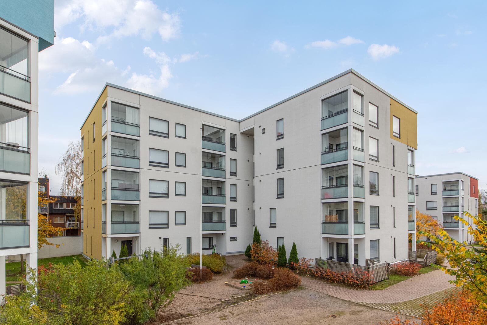 349561