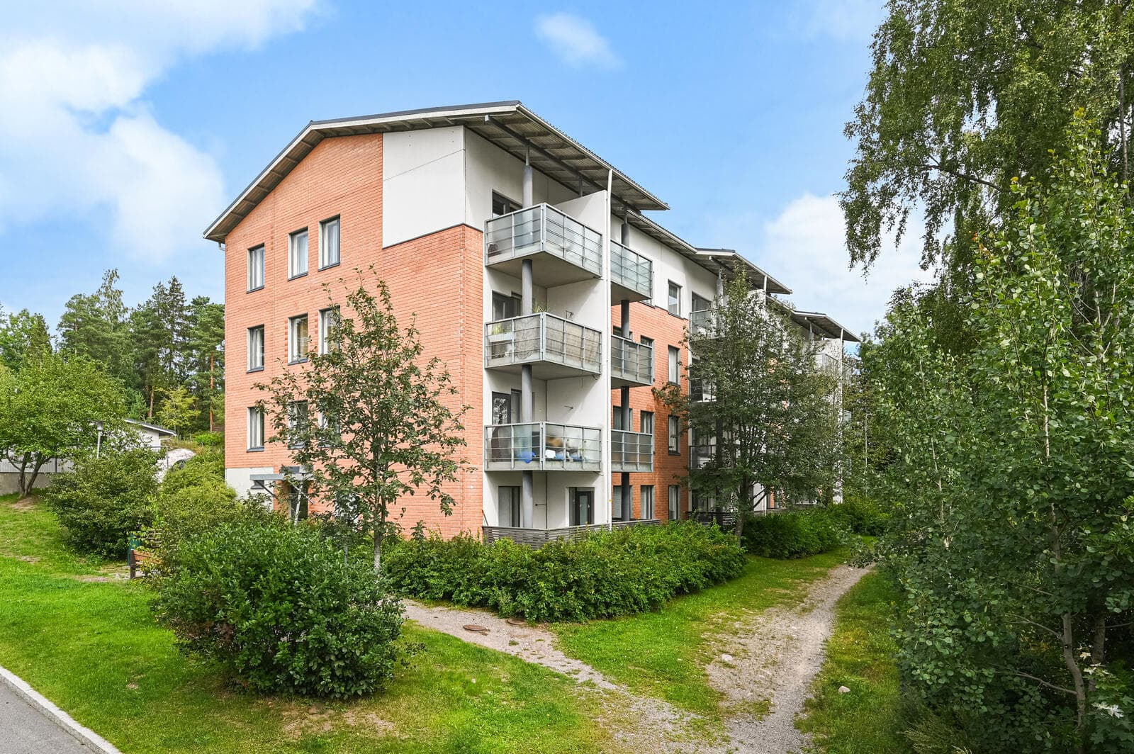352204