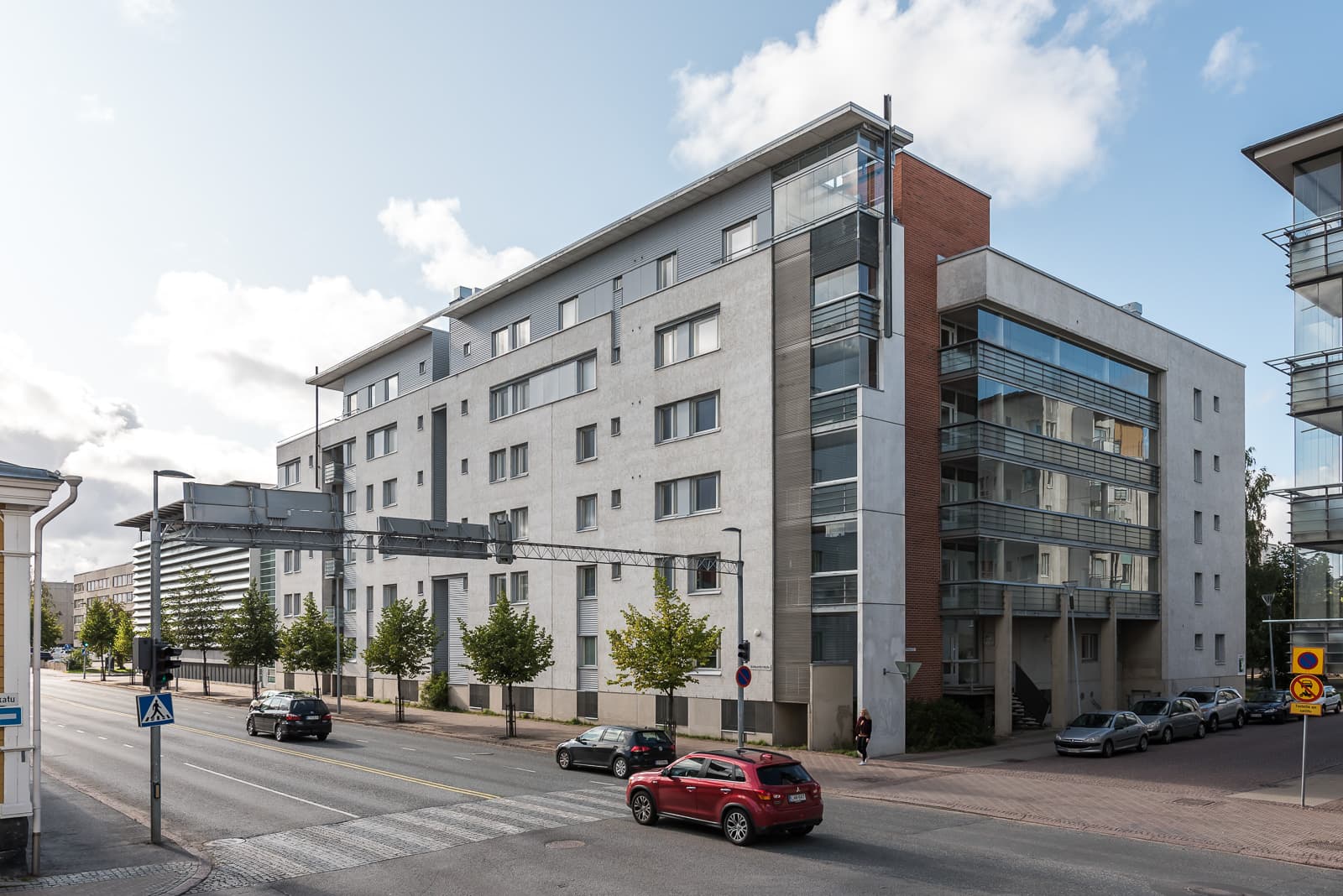350069