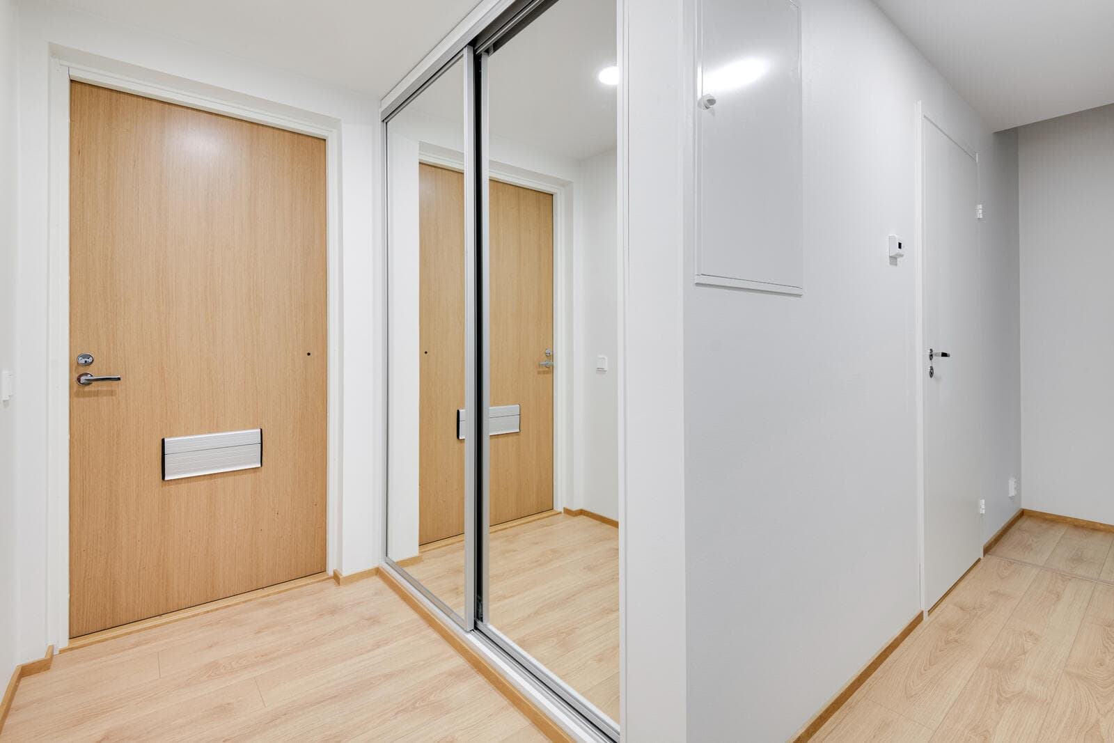 296619