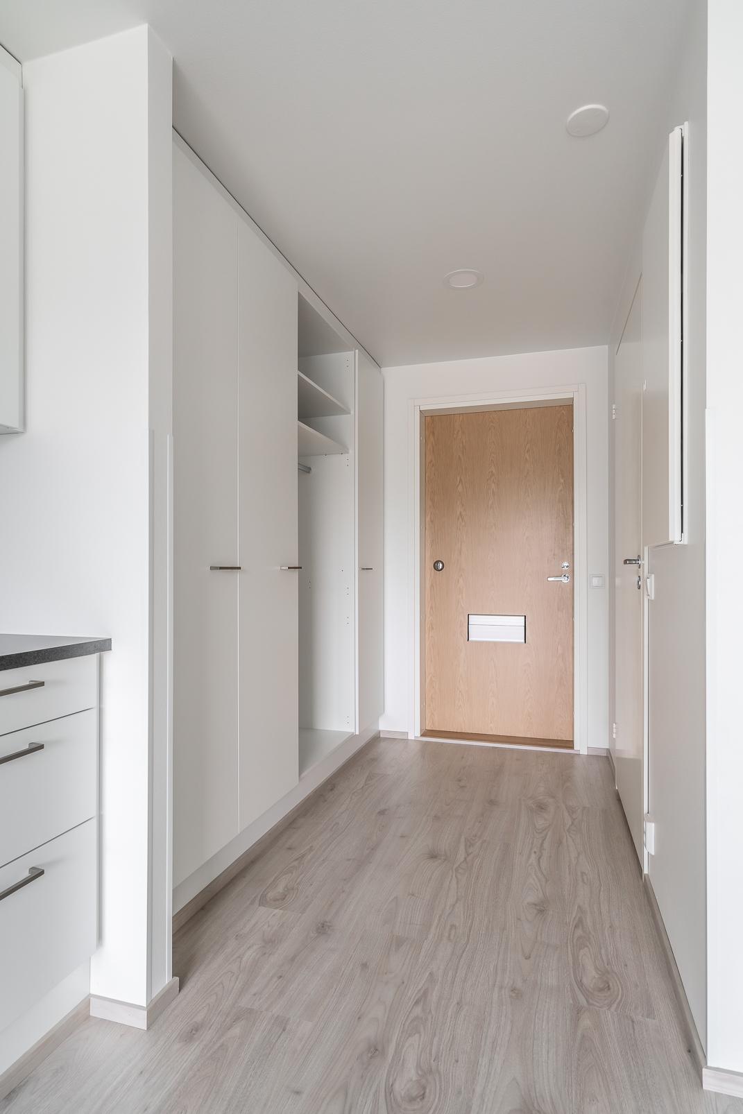 160077